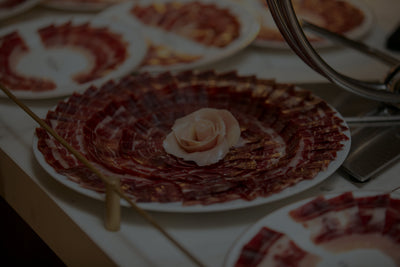 Jamón ibérico en verano: trucos y consejos para servirlo como un auténtico maestro jamonero