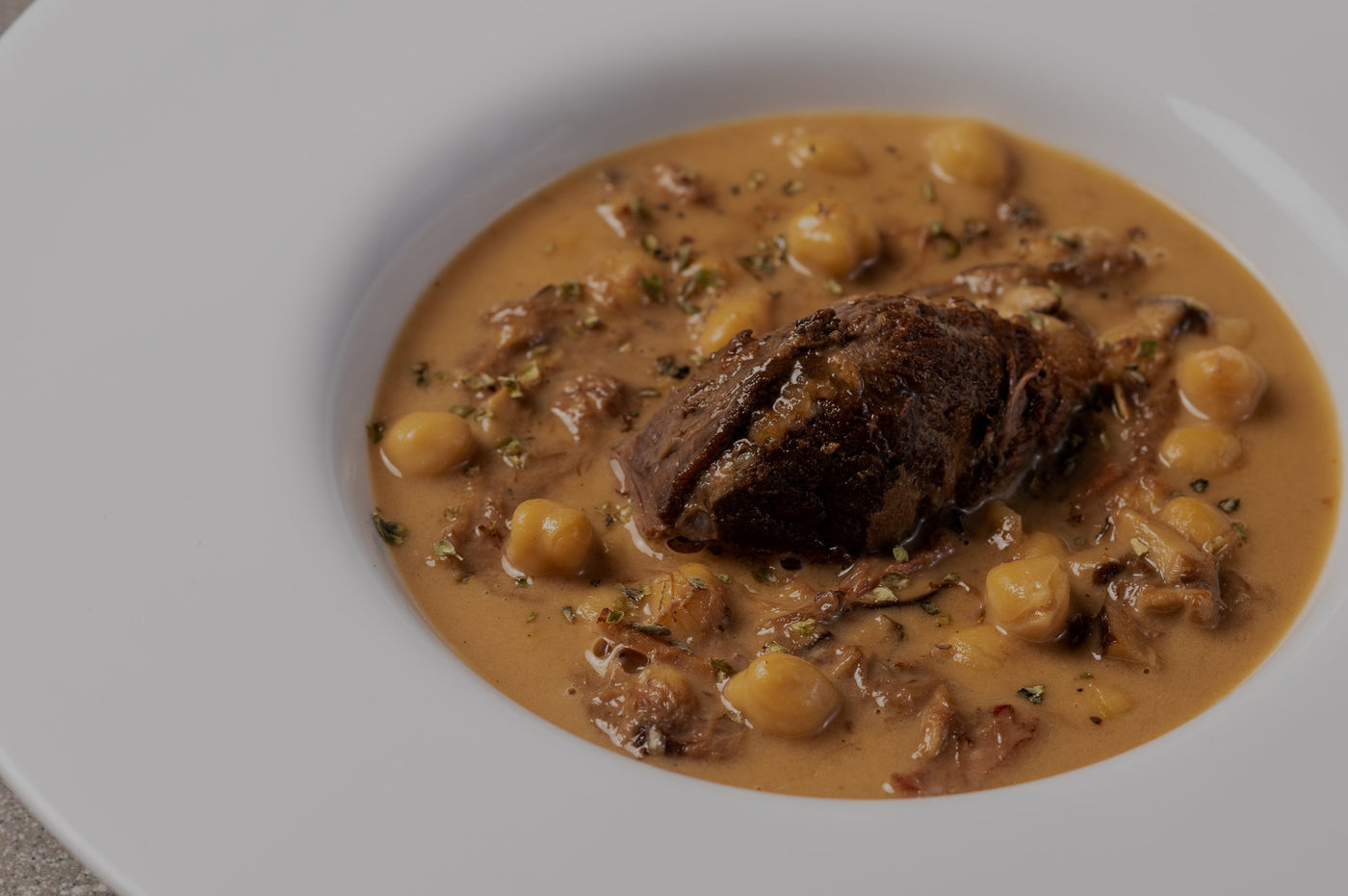 Garbanzos de Pedrosillo con carrilleras ibéricas estofadas y boletus
